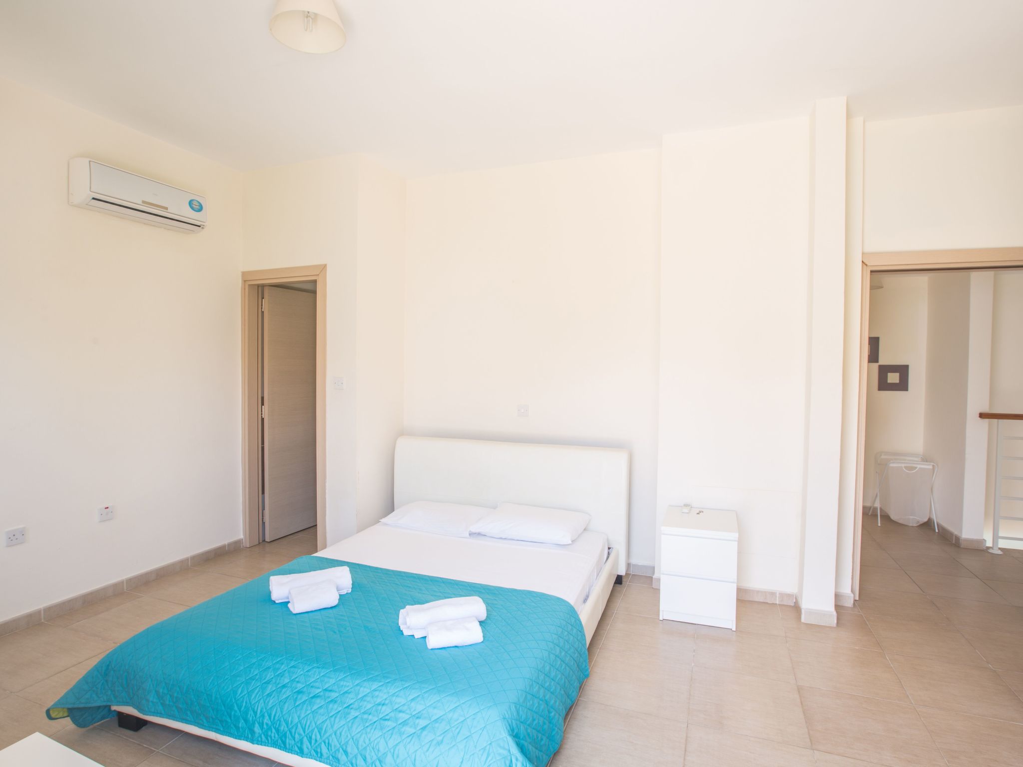 Helle Ferienvilla mit Pool-Image-tags.info