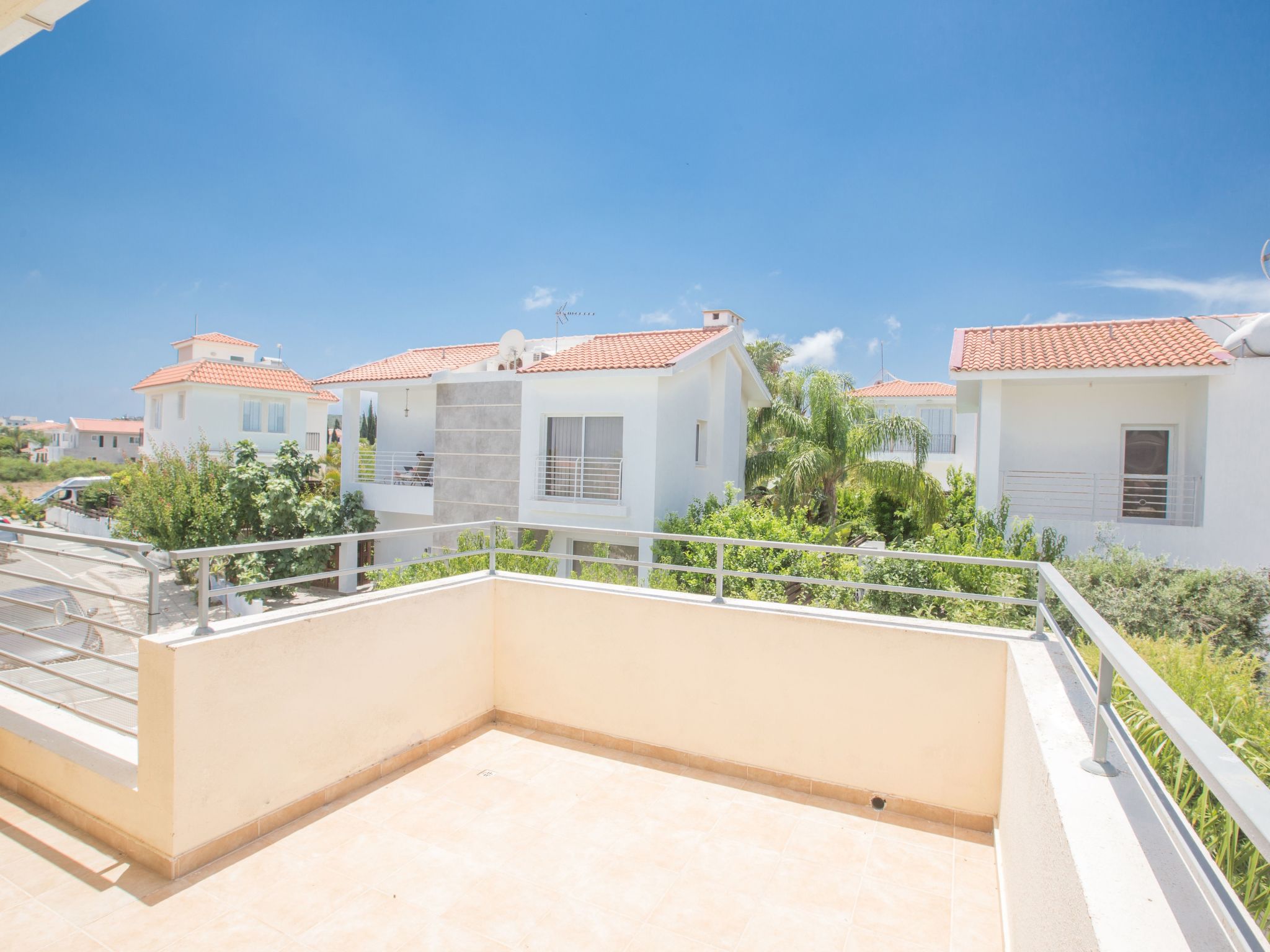 Helle Ferienvilla mit Pool-Image-tags.info