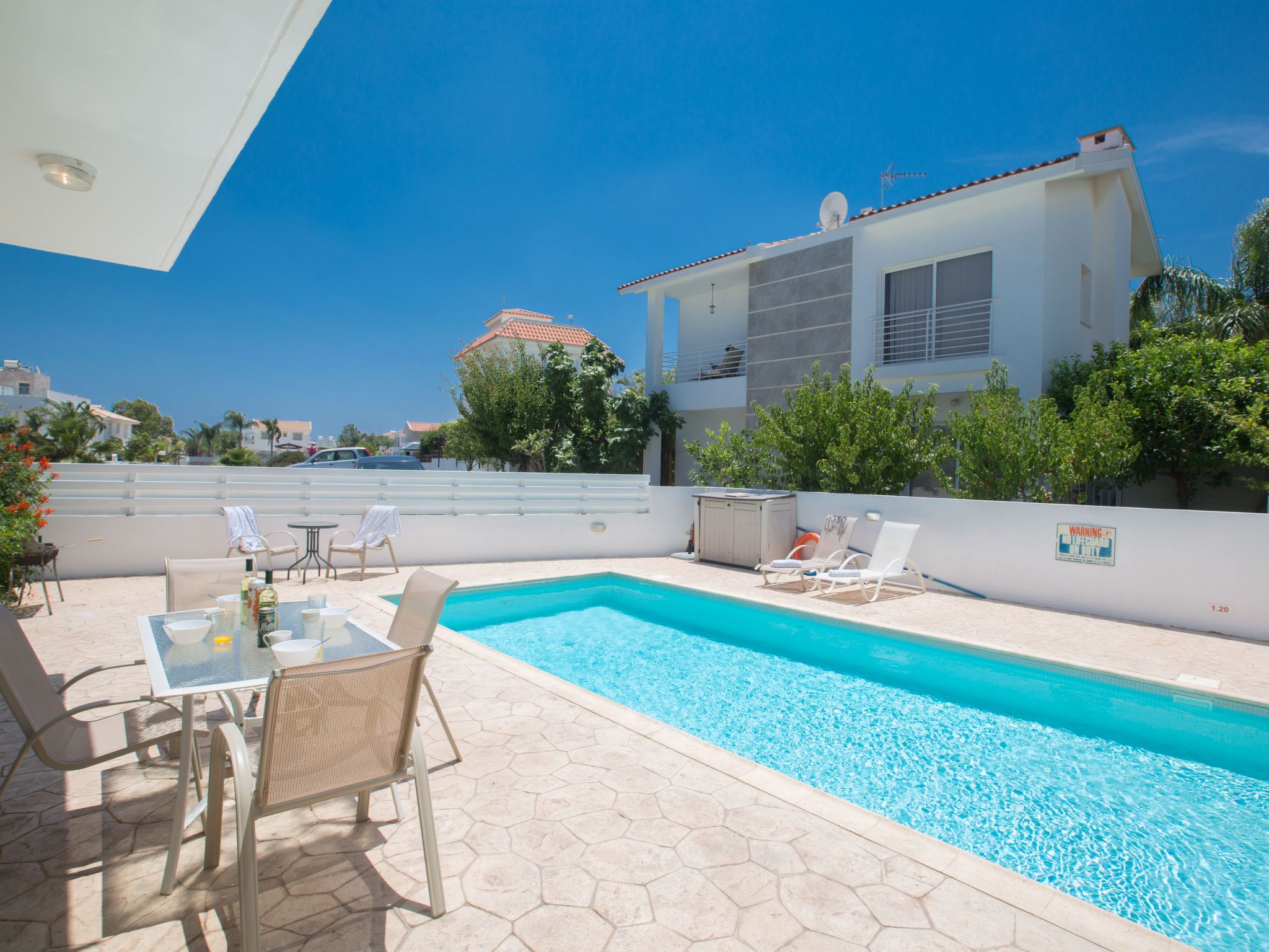 Helle Ferienvilla mit Pool-Image-tags.info