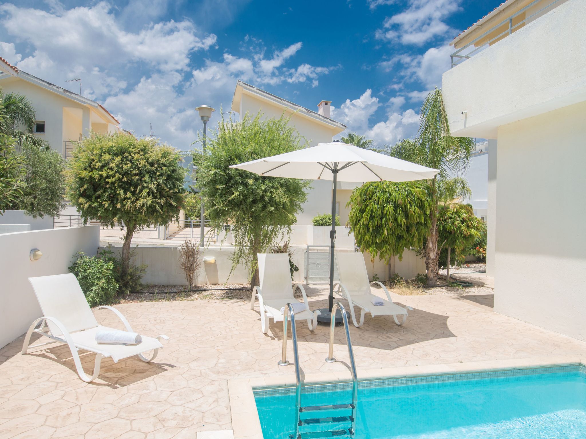 Helle Ferienvilla mit Pool-Image-tags.info