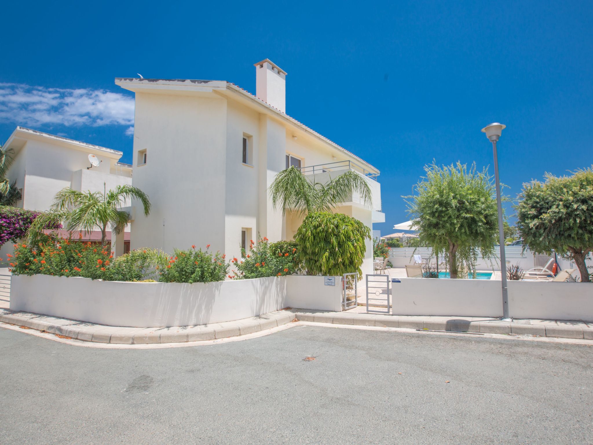 Helle Ferienvilla mit Pool-Image-tags.info