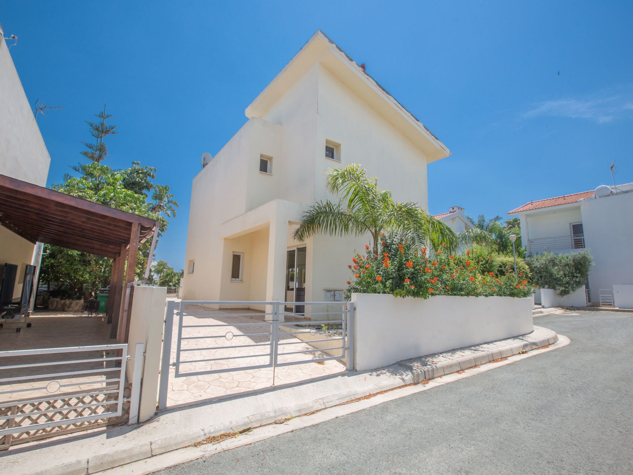 Helle Ferienvilla mit Pool-Image-tags.info