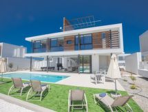 Ruim vrijstaand huis in Protaras met grote tuin, vlakbij het strand - thumbnail 1