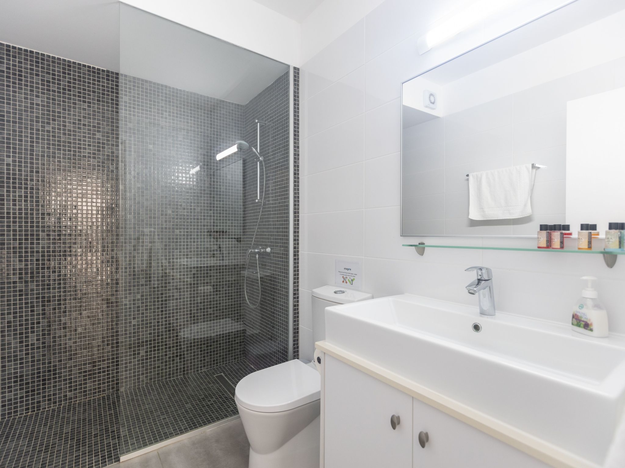 Greco Villa CCV4. 5-Schlafzimmer-Villa mit privatem Pool in Protaras Zentrum-Image-tags.info