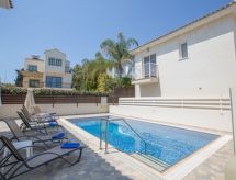 7-persoons vakantiehuis met privé verwarmd zwembad in centrum Paralimni - thumbnail 3