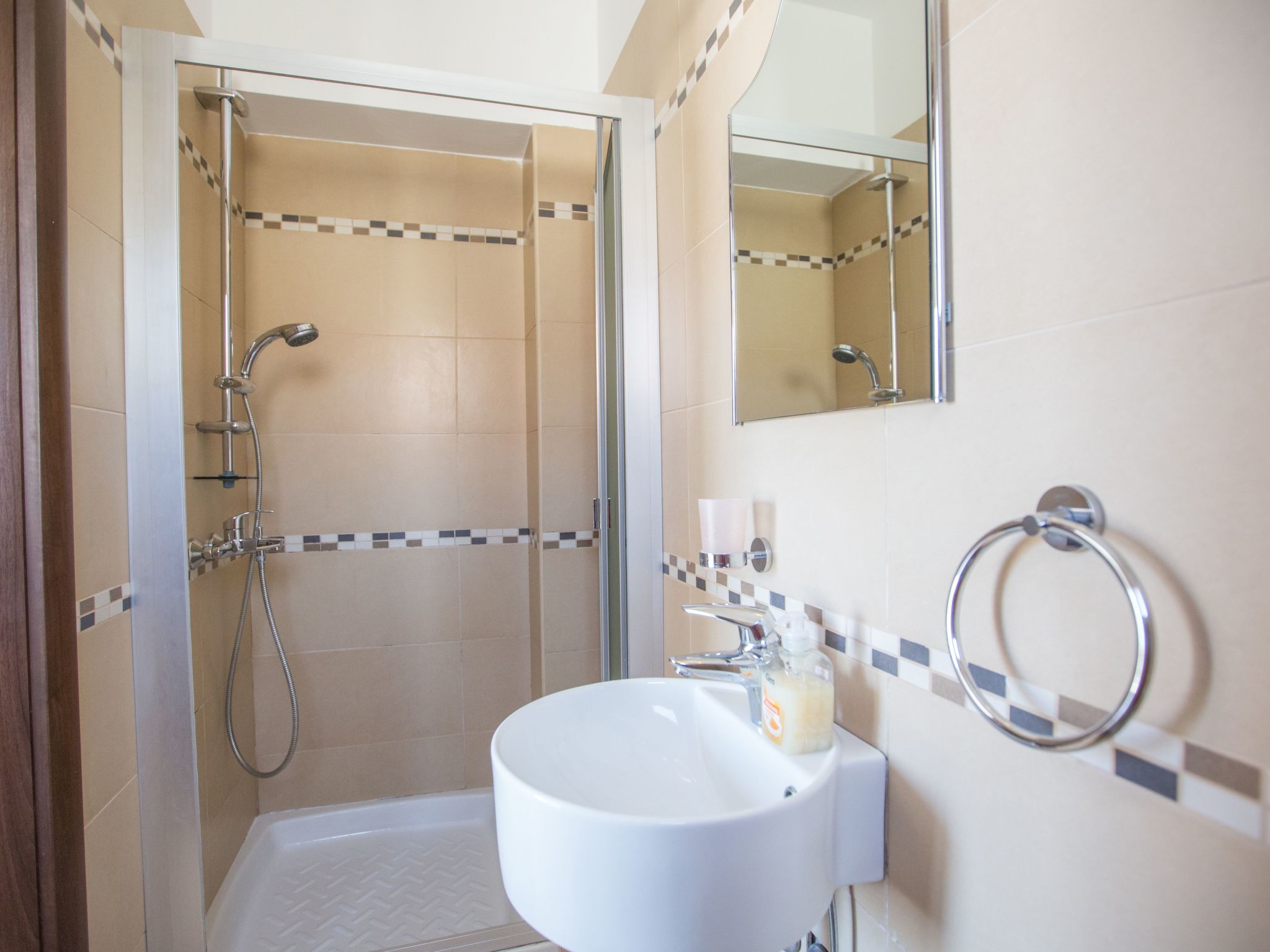 Moderne Ferienvilla PV5 mit großem Garten-Image-tags.info