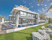 10-persoons vakantiehuis met privézwembad in centrum Paralimni - thumbnail 1