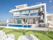 10-persoons vakantiehuis met privézwembad in centrum Paralimni - thumbnail 3