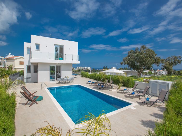 Op 400m van zee: ruim vakantiehuis in Paralimni voor 10 personen in Paralimni