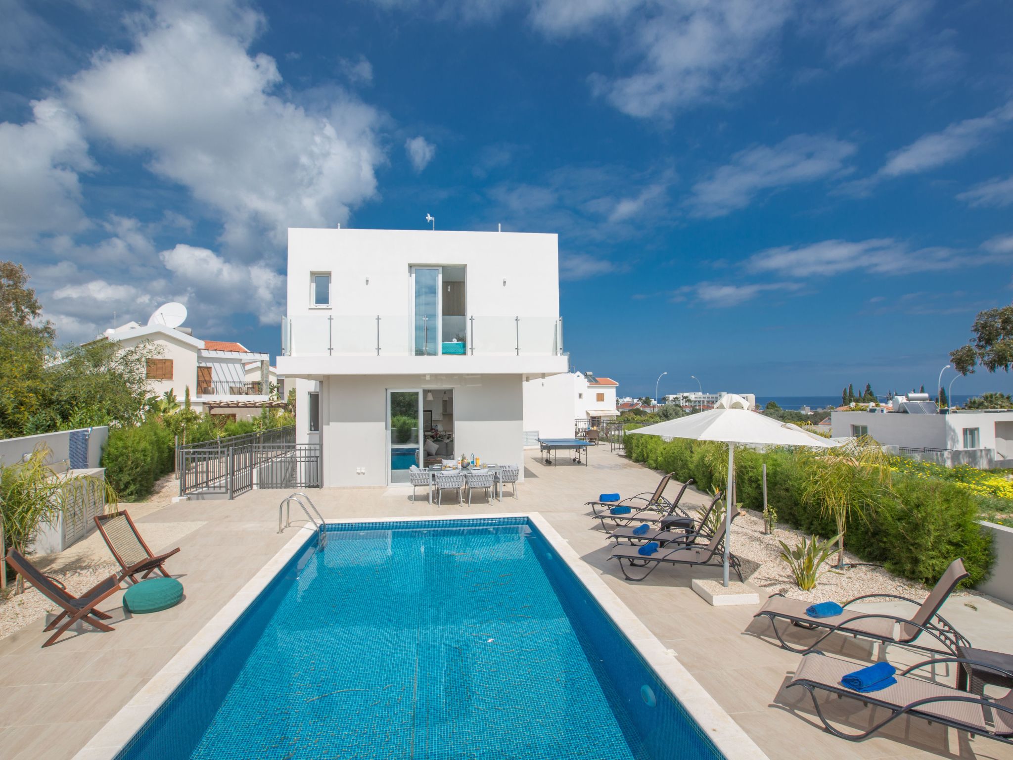 Schöne, topmoderne Ferienvilla auf Zypern-Image-tags.info