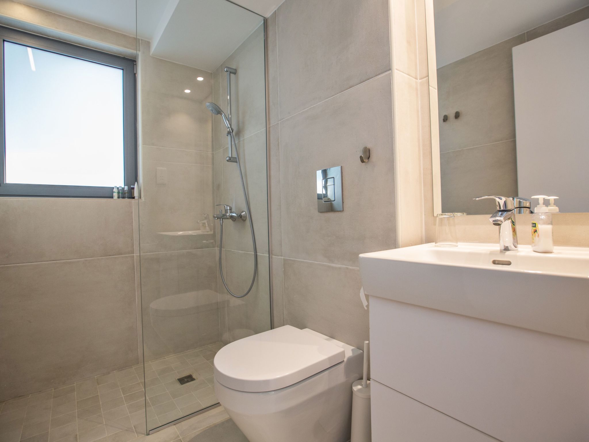 Neue, moderne 3-Schlafzimmer-Villa mit privatem Pool-Image-tags.info