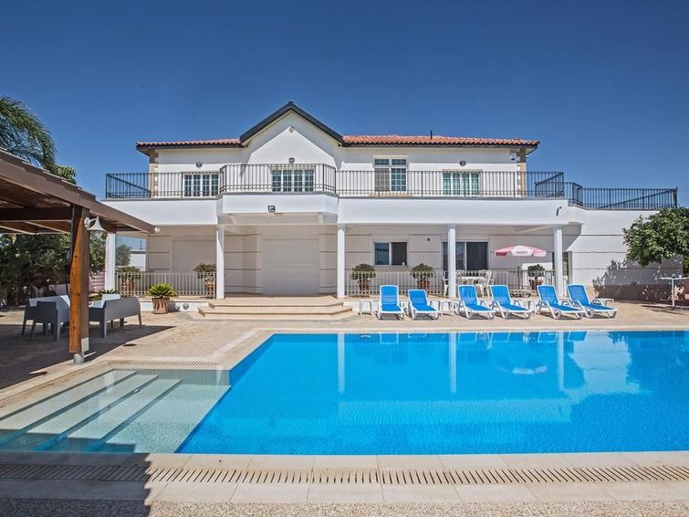 Vakantiehuis met open haard en privézwembad in Paralimni