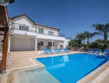 Vakantiehuis met open haard en privézwembad in Paralimni - thumbnail 2