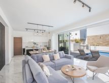 Privézwembad en ruimte voor 9 personen in centrum Paralimni - thumbnail 1