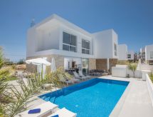 Privézwembad en ruimte voor 9 personen in centrum Paralimni - thumbnail 3