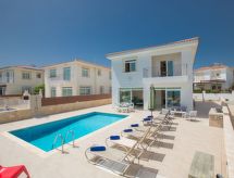Op 900m van het centrum: Ruim vakantiehuis met privézwembad in Paralimni - thumbnail 1