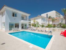 Op 900m van het centrum: Ruim vakantiehuis met privézwembad in Paralimni - thumbnail 2