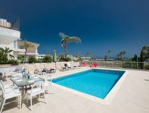 Op 900m van het centrum: Ruim vakantiehuis met privézwembad in Paralimni - thumbnail 4