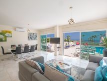 Op 900m van het centrum: Ruim vakantiehuis met privézwembad in Paralimni - thumbnail 6