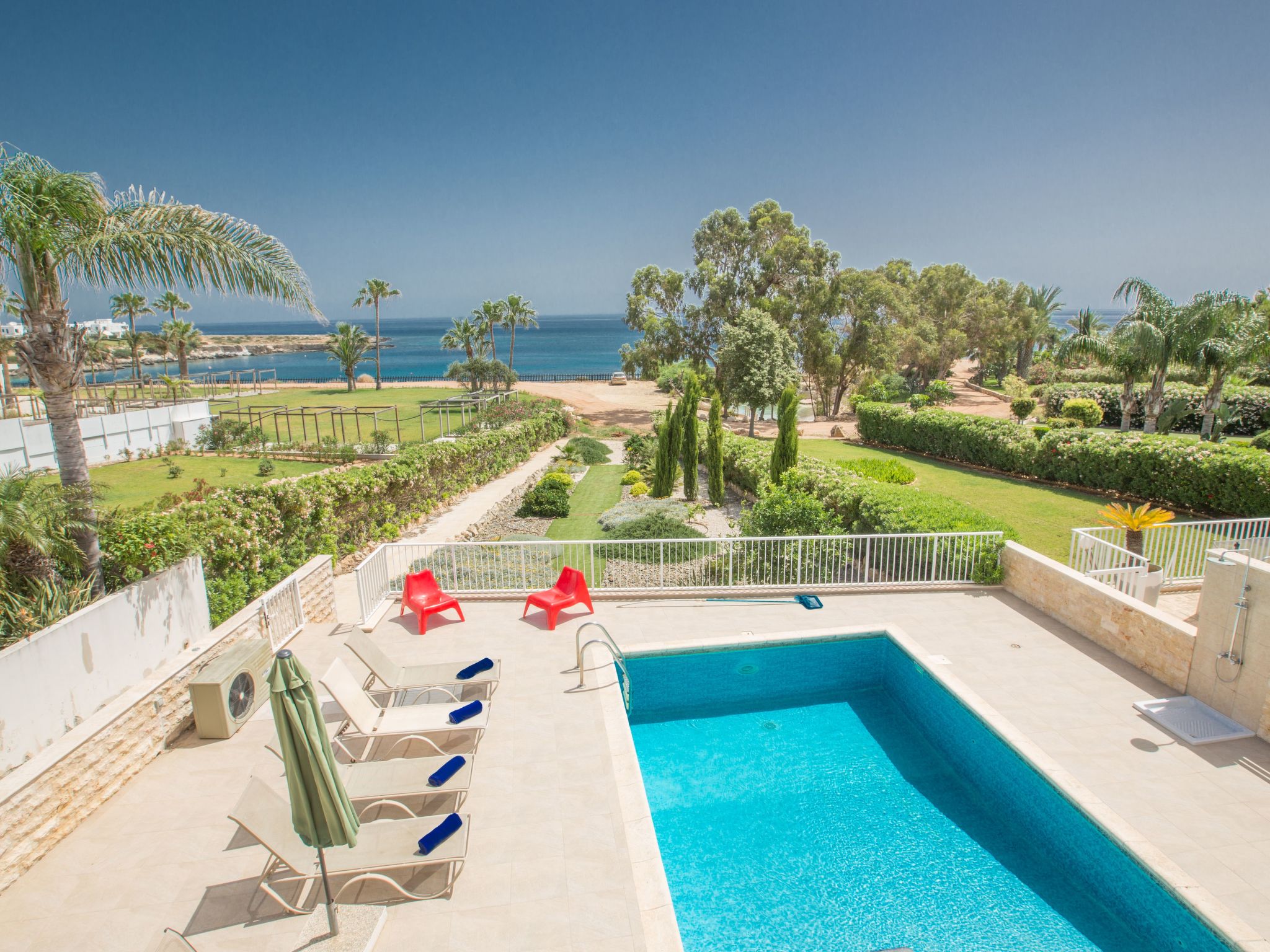 Schöne Villa direkt am Meer-Image-tags.info