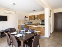Luxe benedenwoning met zwembad in hartje Ayia Napa, 100m van centrum - thumbnail 4