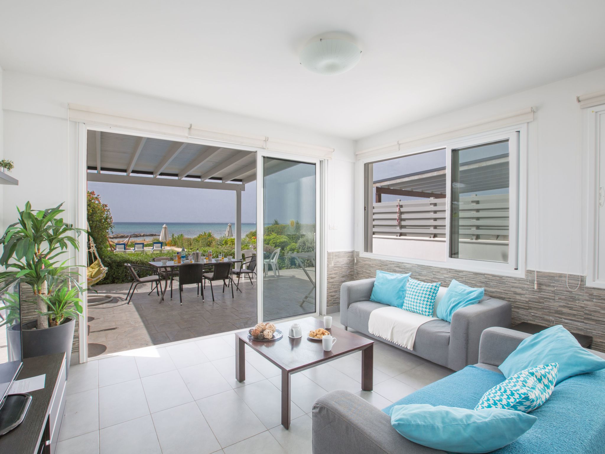 Moderne, geräumige Villa am Strand mit Pool