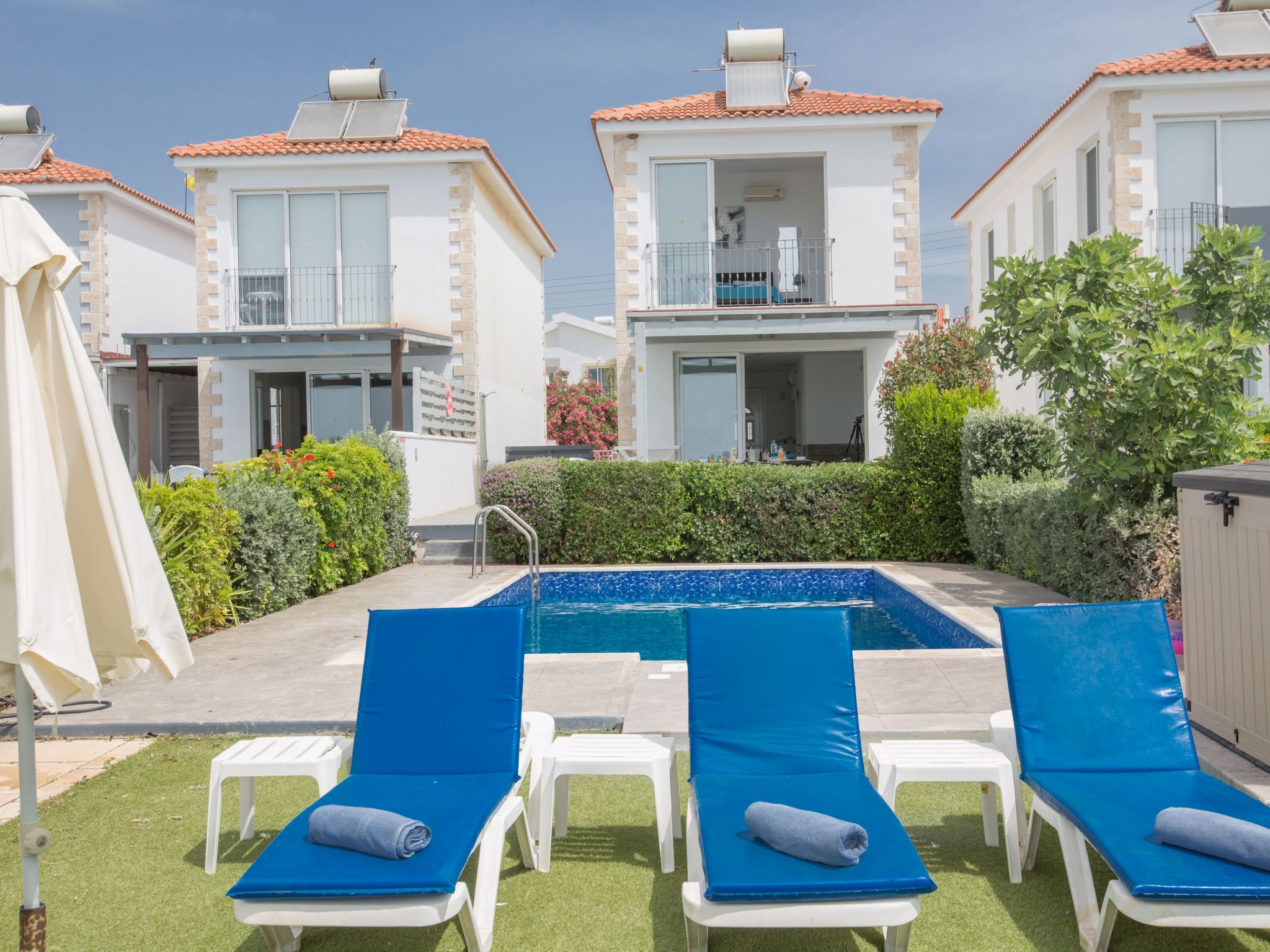 Moderne, geräumige Villa am Strand mit Pool-Image-tags.info