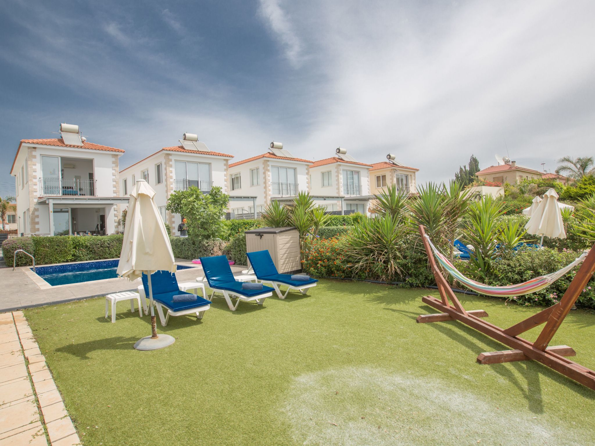 Moderne, geräumige Villa am Strand mit Pool-Image-tags.info