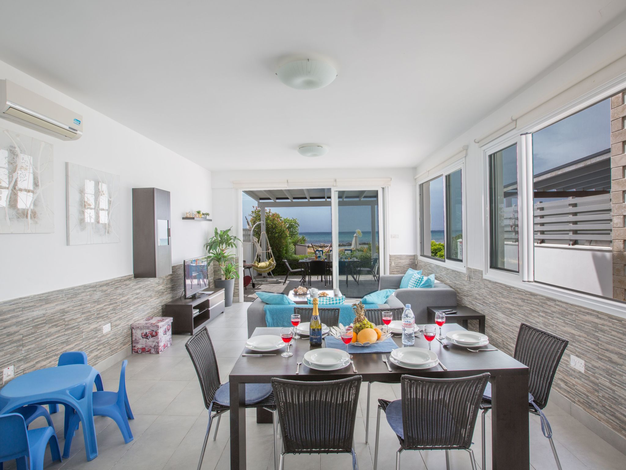 Moderne, geräumige Villa am Strand mit Pool-Image-tags.info