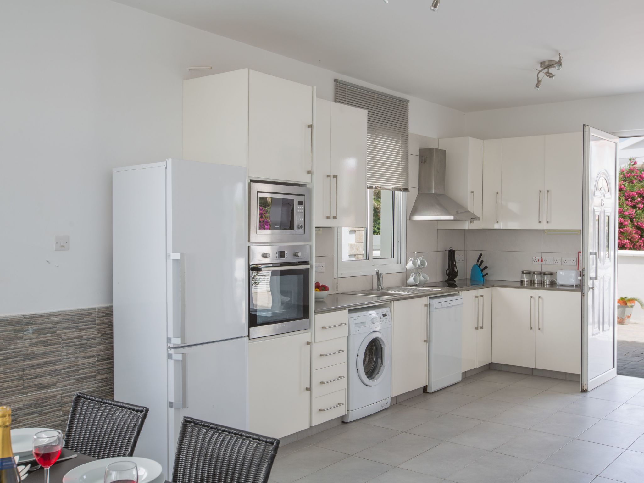 Moderne, geräumige Villa am Strand mit Pool-Image-tags.info