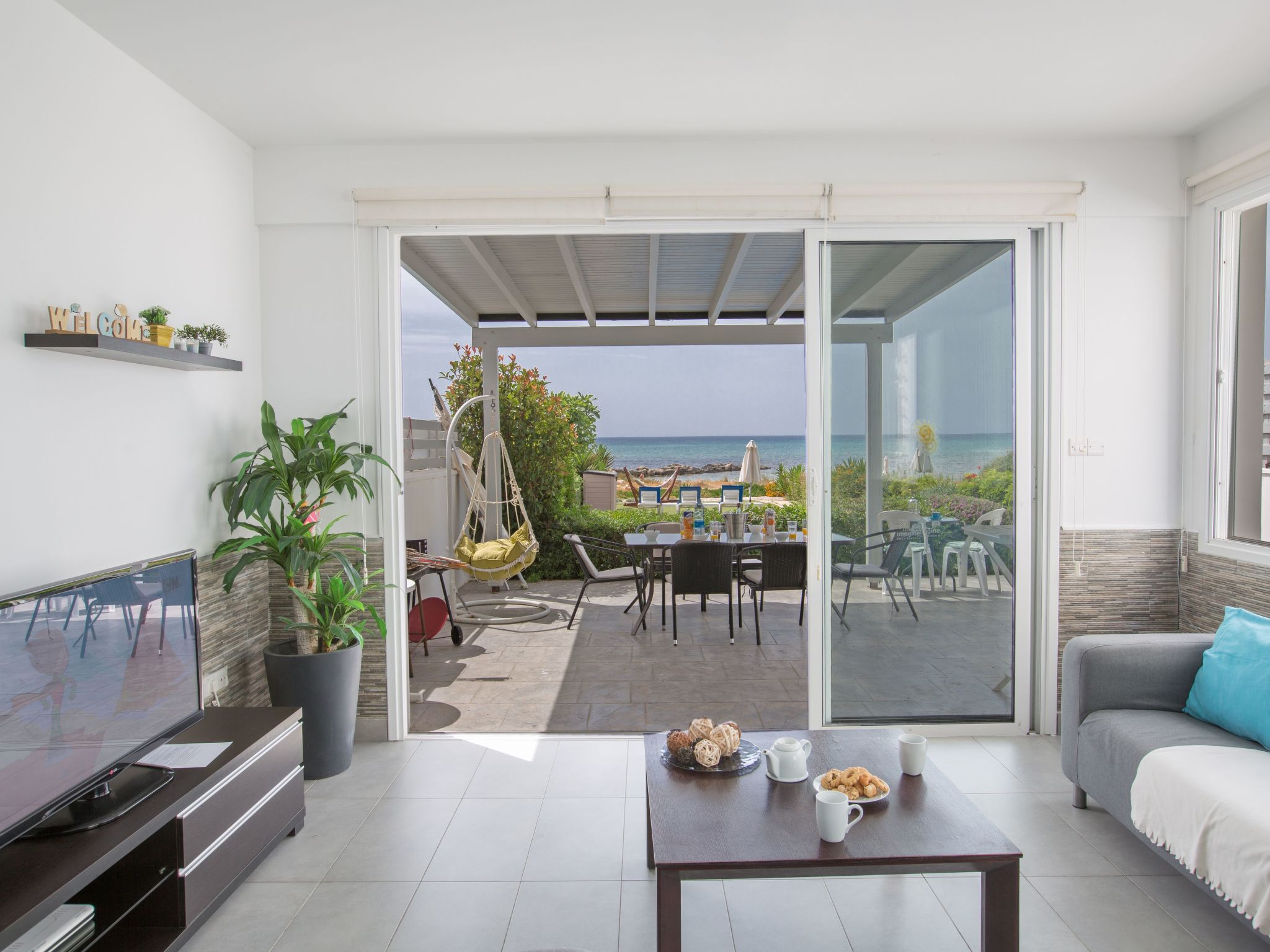 Moderne, geräumige Villa am Strand mit Pool-Image-tags.info