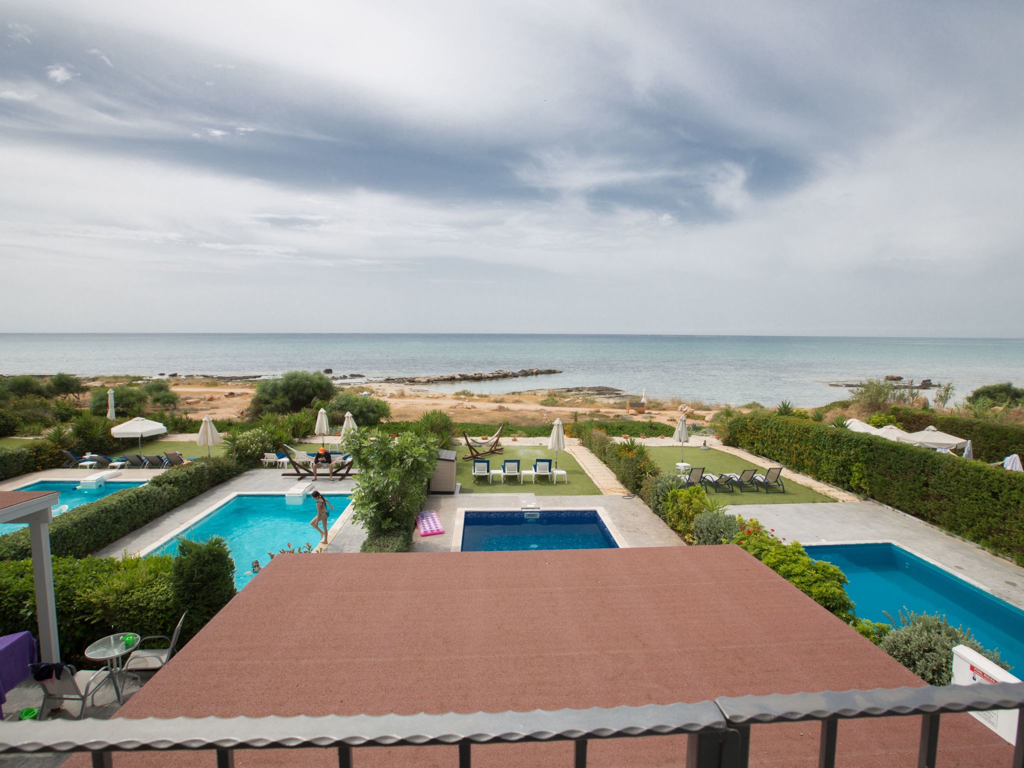 Moderne, geräumige Villa am Strand mit Pool-Image-tags.info