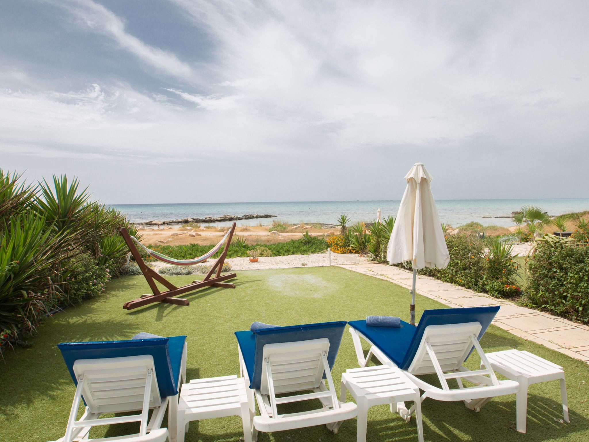 Moderne, geräumige Villa am Strand mit Pool-Image-tags.info