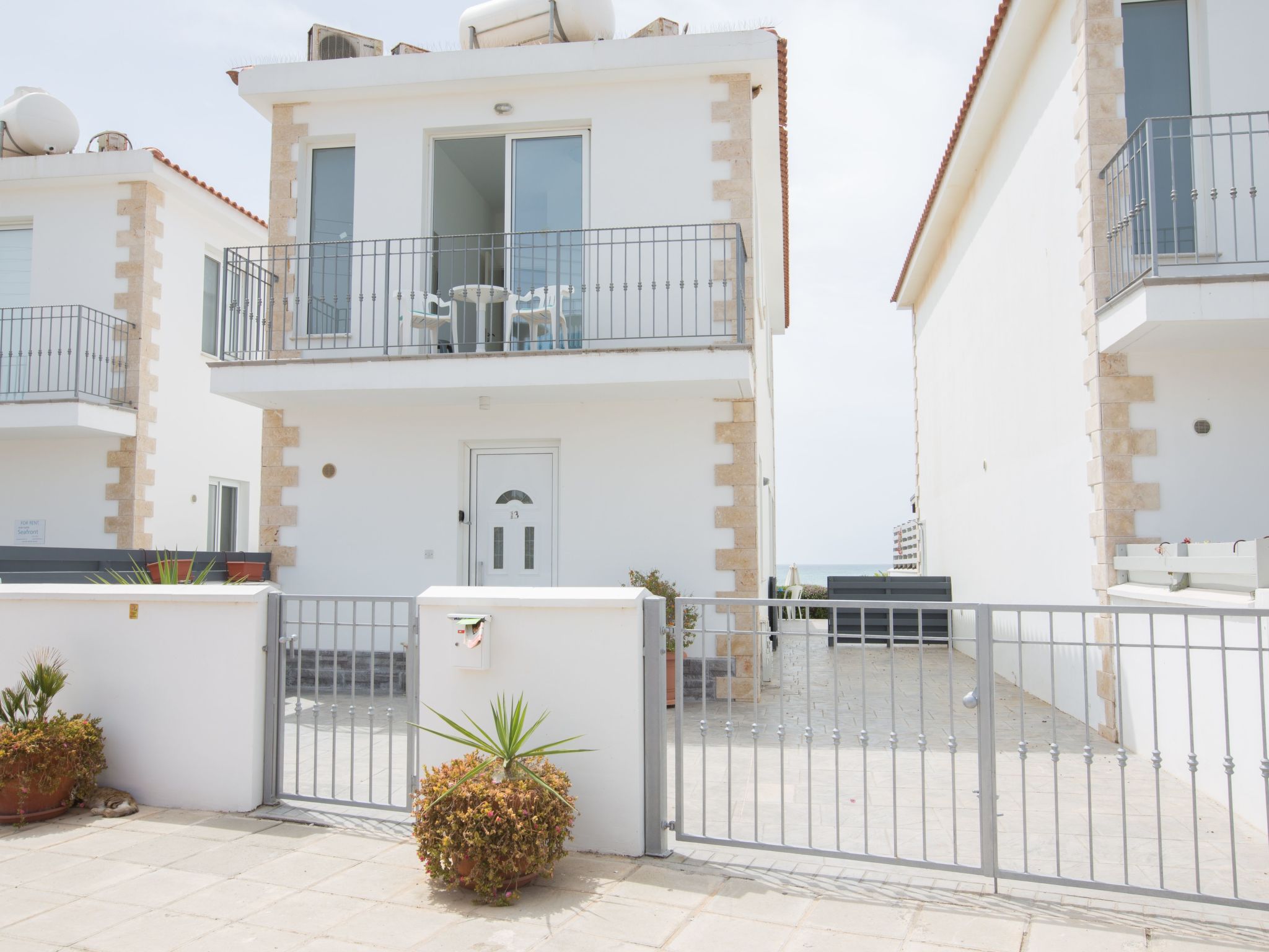 Moderne, geräumige Villa am Strand mit Pool-Image-tags.info