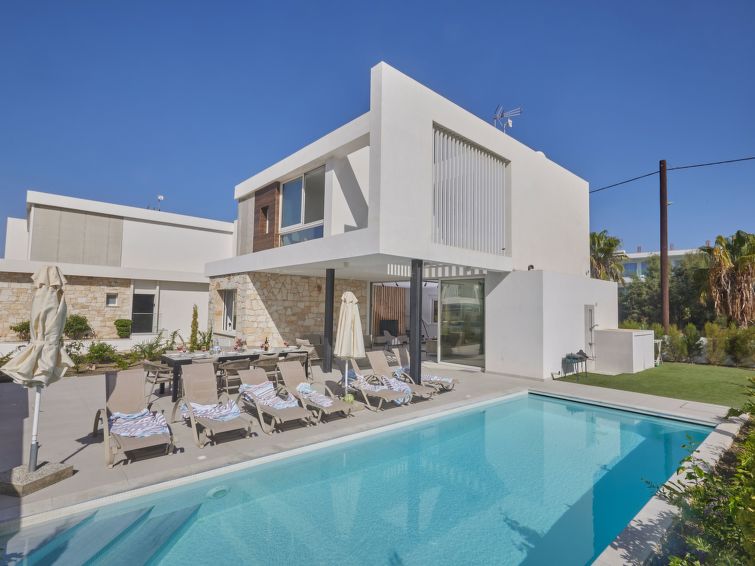 12-persoons vakantiehuis met privé verwarmd zwembad in centrum Ayia Napa
