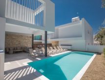 12-persoons vakantiehuis met verwarmd privézwembad in centrum Ayia Napa - thumbnail 2