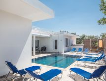 Moderne privévilla met zwembad in Ayia Napa voor 8 personen - thumbnail 3