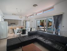 Moderne privévilla met zwembad in Ayia Napa voor 8 personen - thumbnail 6