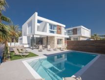 Vrijstaand vakantiehuis met privézwembad in centrum Ayia Napa · 12 pers. - thumbnail 1