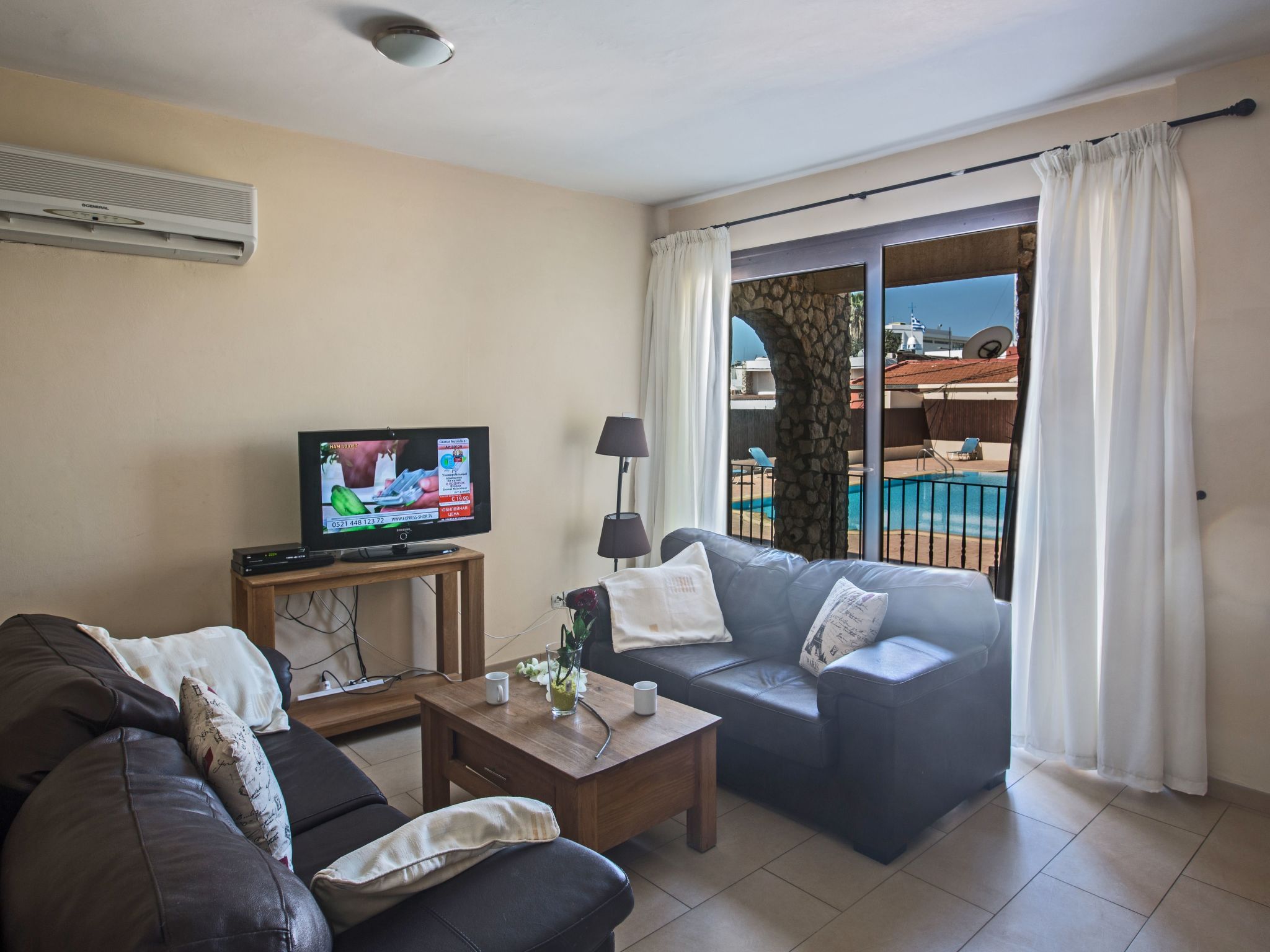 Geräumige Wohnung mit Gemeinschaftspool-Image-tags.info