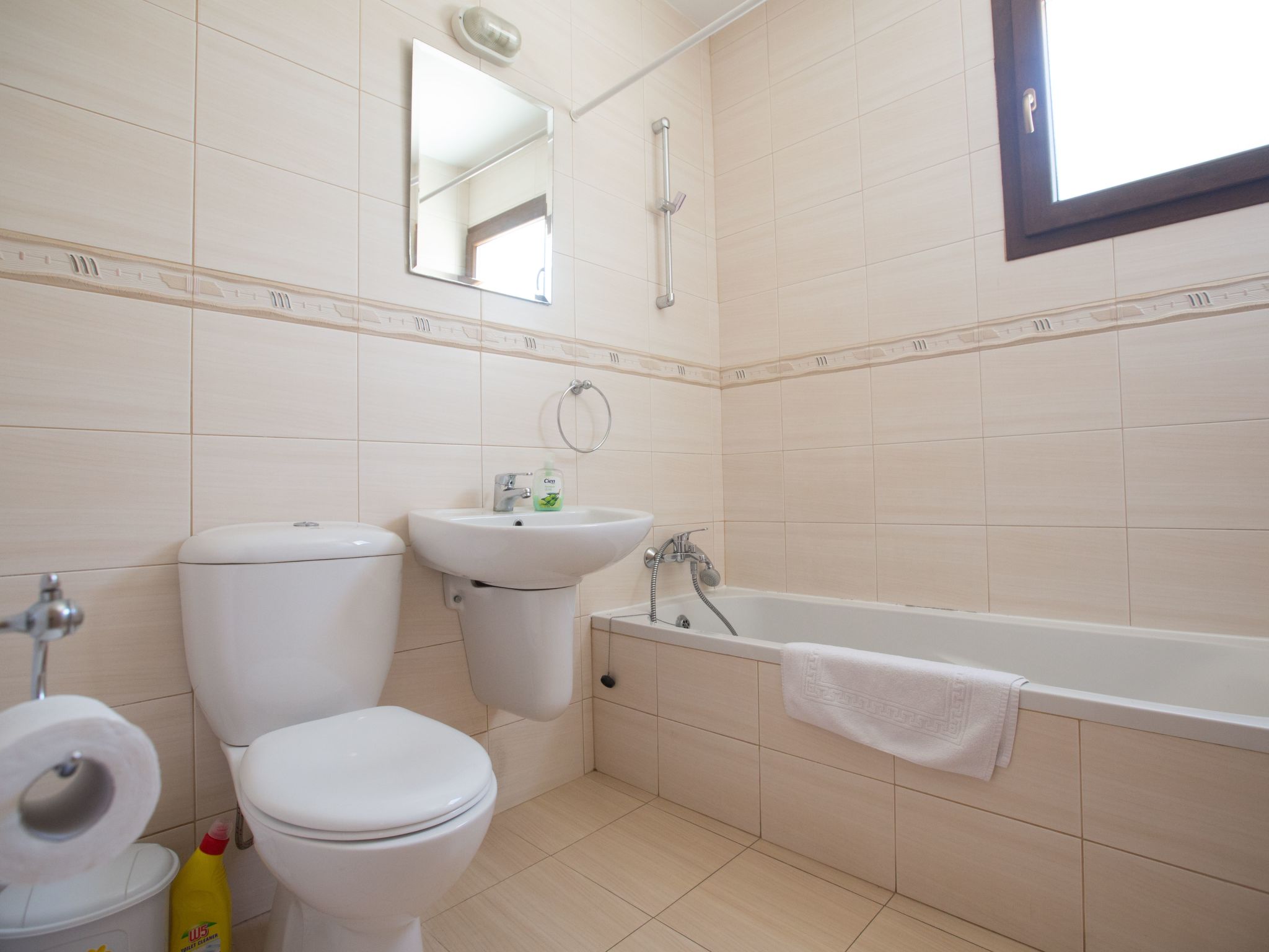 Geräumige Wohnung mit Gemeinschaftspool-Image-tags.info