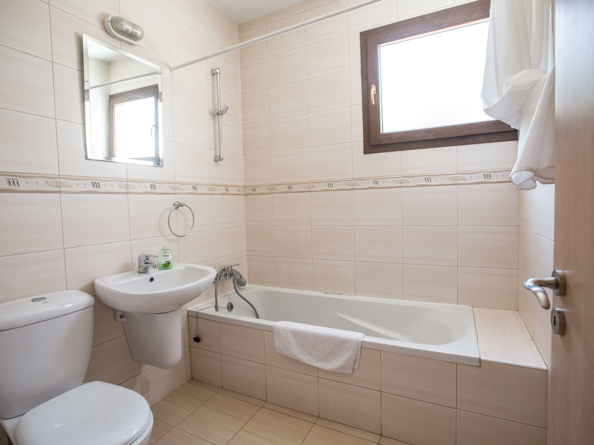 Geräumige Wohnung mit Gemeinschaftspool-Image-tags.info