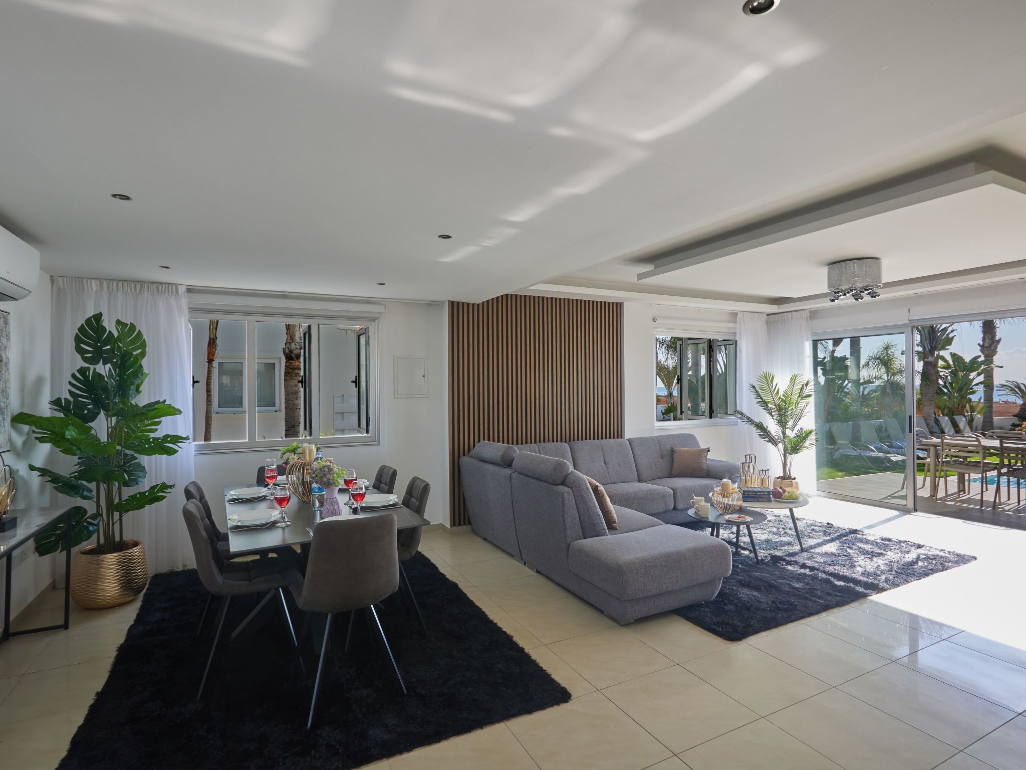 Moderne, geräumige Ferienvilla-Image-tags.info