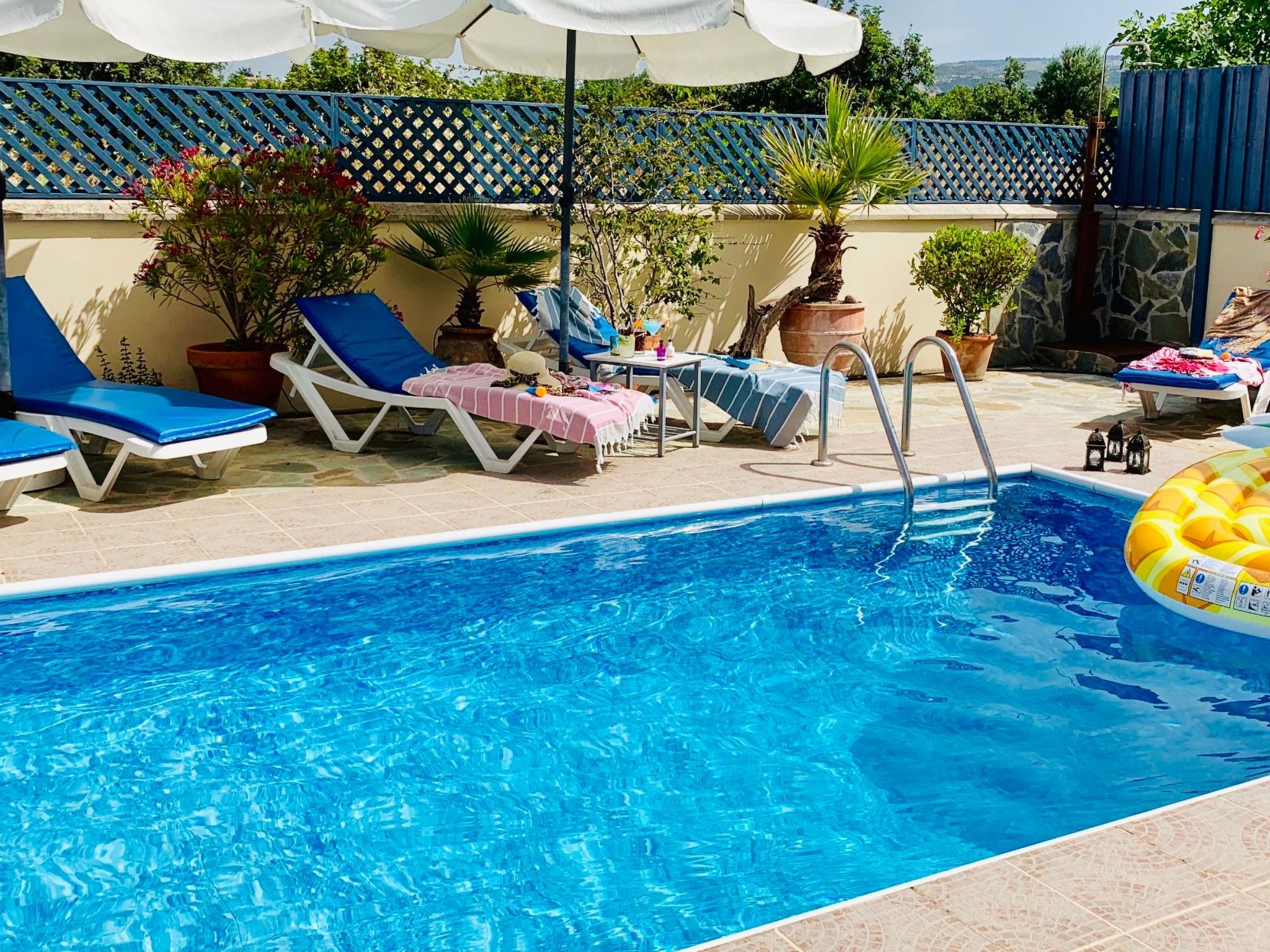 Villa 'Harmonia Blue' mit eigenem Garten und Grill