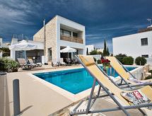6-persoons vakantiehuis met privézwembad in Agios Georgios Pegeias · 6 pers. - thumbnail 1
