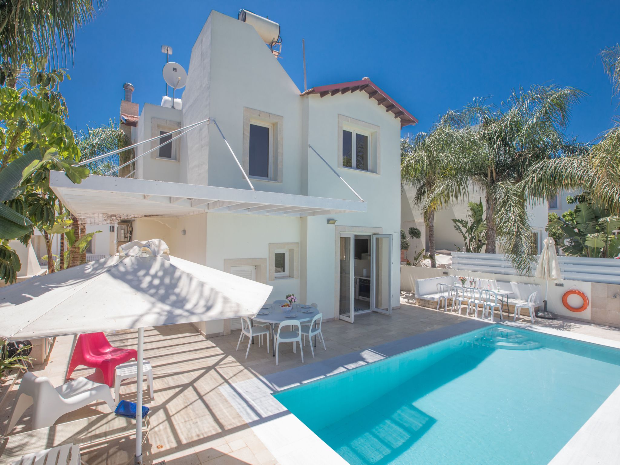 3-Schlafzimmer-Luxusvilla mit Pool und teilweise Meerblick