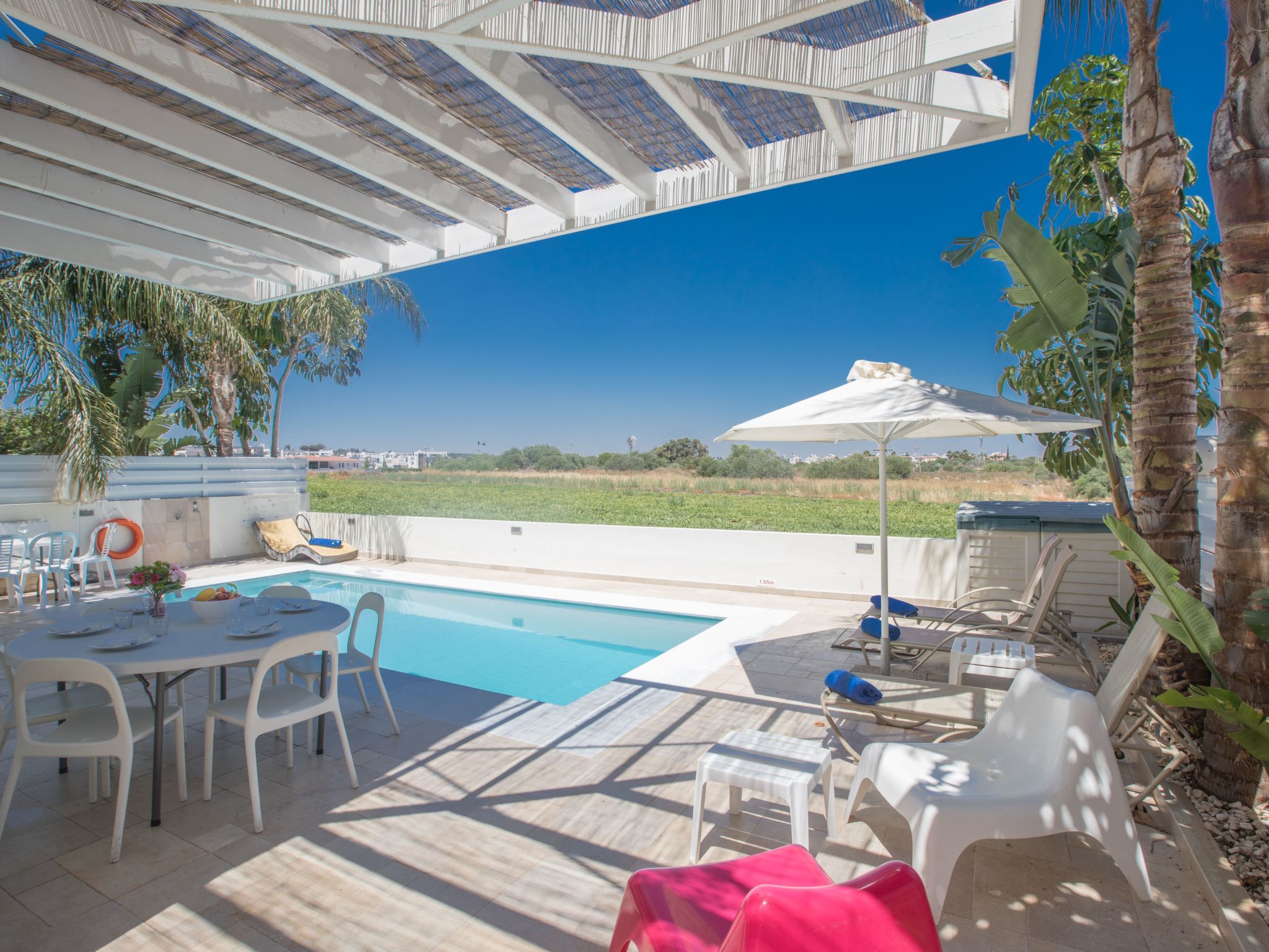 3-Schlafzimmer-Luxusvilla mit Pool und teilweise Meerblick