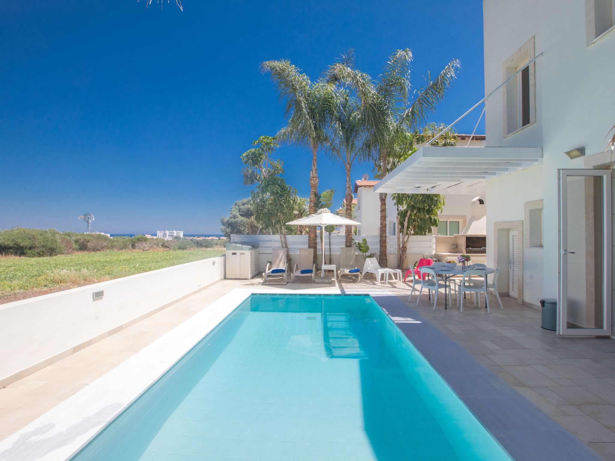 3-Schlafzimmer-Luxusvilla mit Pool und teilweise Meerblick-Image-tags.info