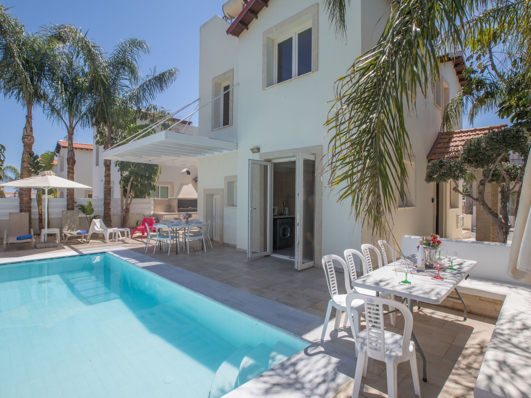 3-Schlafzimmer-Luxusvilla mit Pool und teilweise Meerblick-Image-tags.info