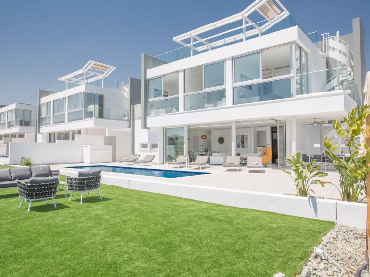 Op 850m van het centrum: Vrijstaand vakantiehuis met privézwembad in Agios Georgios Pegeias